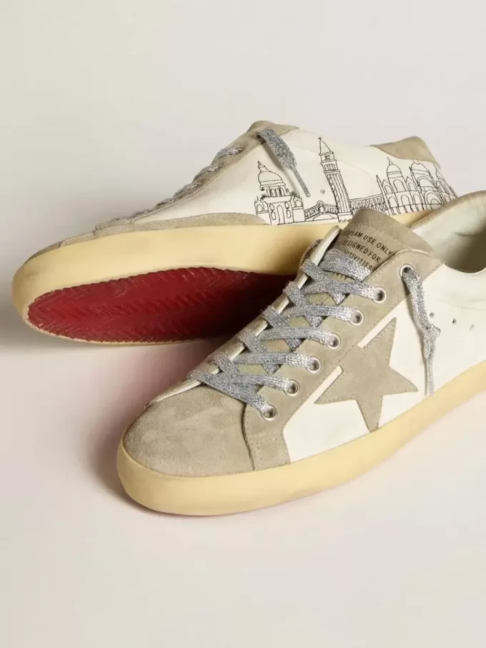 Super-Star da uomo in nappa con stella in camoscio grigio ghiaccio e ricamo nero Super-Star da uomo in nappa con stella in camoscio grigio ghiaccio e ricamo nero