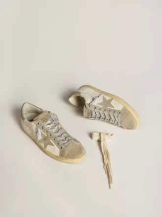 Super-Star da uomo in nappa con stella in camoscio grigio ghiaccio e ricamo nero Super-Star da uomo in nappa con stella in camoscio grigio ghiaccio e ricamo nero