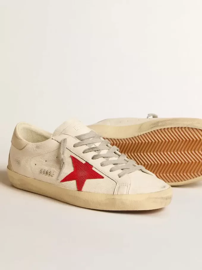 Super-Star da uomo in nappa con stella rossa e linguetta sul tallone in pelle color crema Super-Star da uomo in nappa con stella rossa e linguetta sul tallone in pelle color crema
