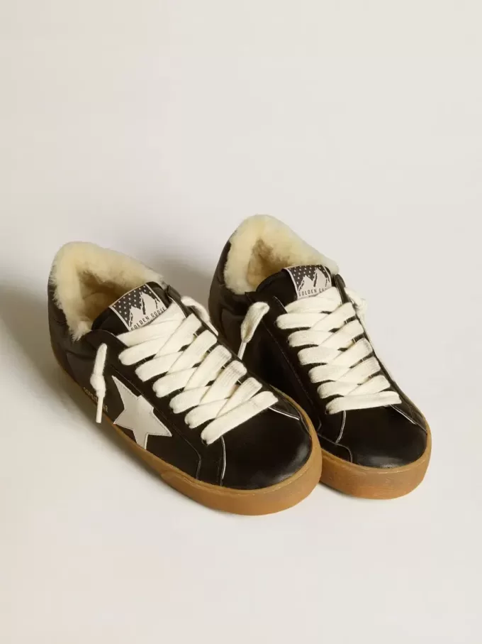 Super-Star da uomo in nappa matelassé con stella in pelle e fodera in shearling Super-Star da uomo in nappa matelassé con stella in pelle e fodera in shearling