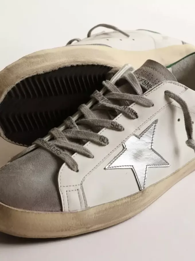 Super-Star da uomo in pelle bianca con stella argentata e linguetta verde sul tallone