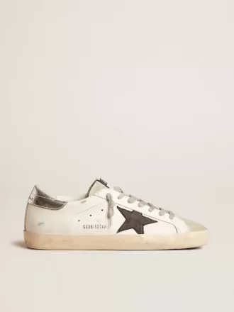 Super-Star da uomo in pelle bianca con stella in nabuk nero e linguetta sul tallone in pelle metallizzata argento Super-Star da uomo in pelle bianca con stella in nabuk nero e linguetta sul tallone in pelle metallizzata argento
