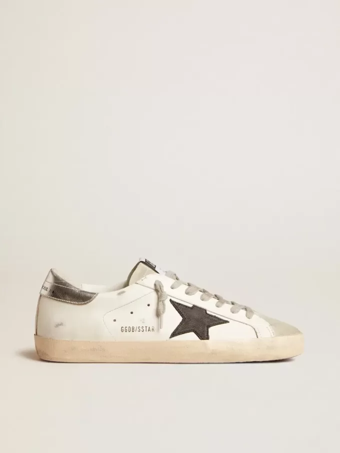 Super-Star da uomo in pelle bianca con stella in nabuk nero e linguetta sul tallone in pelle metallizzata argento Super-Star da uomo in pelle bianca con stella in nabuk nero e linguetta sul tallone in pelle metallizzata argento
