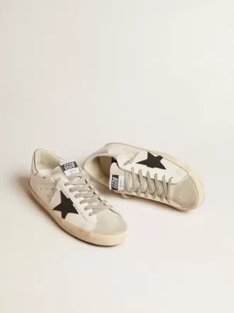 Super-Star da uomo in pelle bianca con stella in nabuk nero e linguetta sul tallone in pelle metallizzata argento Super-Star da uomo in pelle bianca con stella in nabuk nero e linguetta sul tallone in pelle metallizzata argento