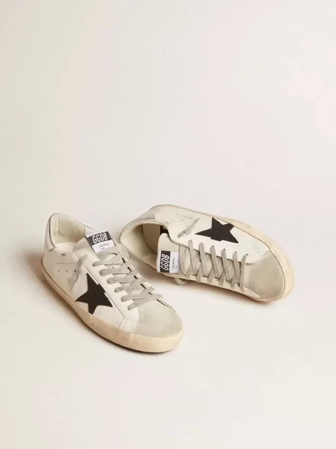 Super-Star da uomo in pelle bianca con stella in nabuk nero e linguetta sul tallone in pelle metallizzata argento Super-Star da uomo in pelle bianca con stella in nabuk nero e linguetta sul tallone in pelle metallizzata argento