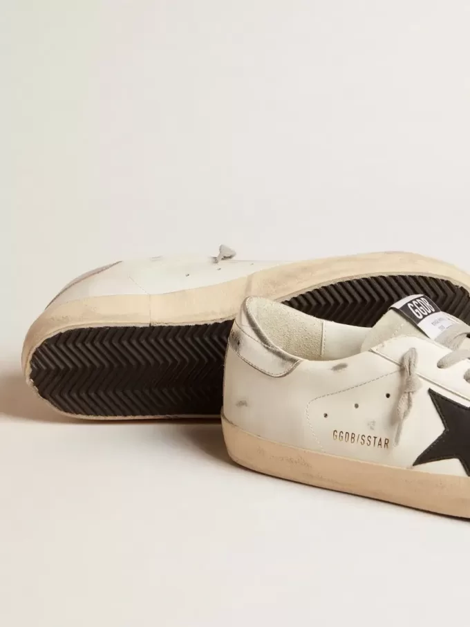 Super-Star da uomo in pelle bianca con stella in nabuk nero e linguetta sul tallone in pelle metallizzata argento Super-Star da uomo in pelle bianca con stella in nabuk nero e linguetta sul tallone in pelle metallizzata argento