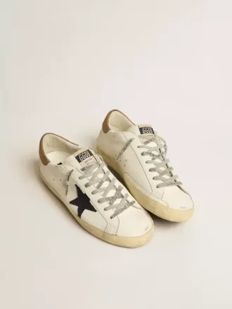 Super-Star da uomo in pelle bianca con stella in tela blu notte e linguetta sul tallone in pelle tabacco Super-Star da uomo in pelle bianca con stella in tela blu notte e linguetta sul tallone in pelle tabacco