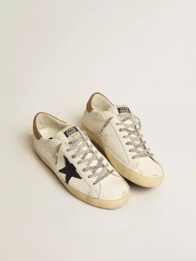 Super-Star da uomo in pelle bianca con stella in tela blu notte e linguetta sul tallone in pelle tabacco Super-Star da uomo in pelle bianca con stella in tela blu notte e linguetta sul tallone in pelle tabacco
