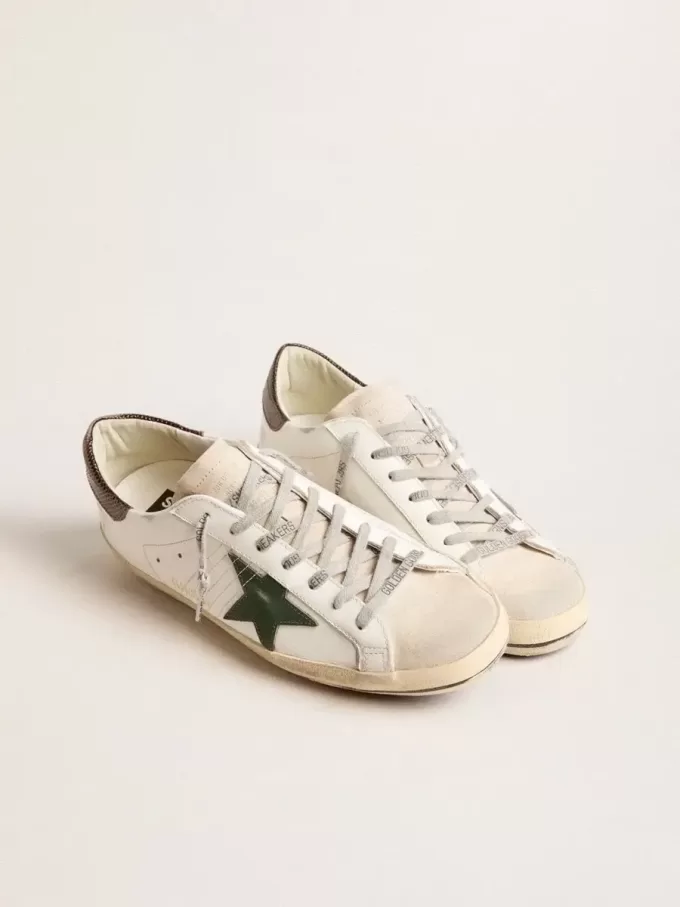 Super-Star da uomo in pelle bianca con stella verde e linguetta sul tallone con stampa animalier Super-Star da uomo in pelle bianca con stella verde e linguetta sul tallone con stampa animalier