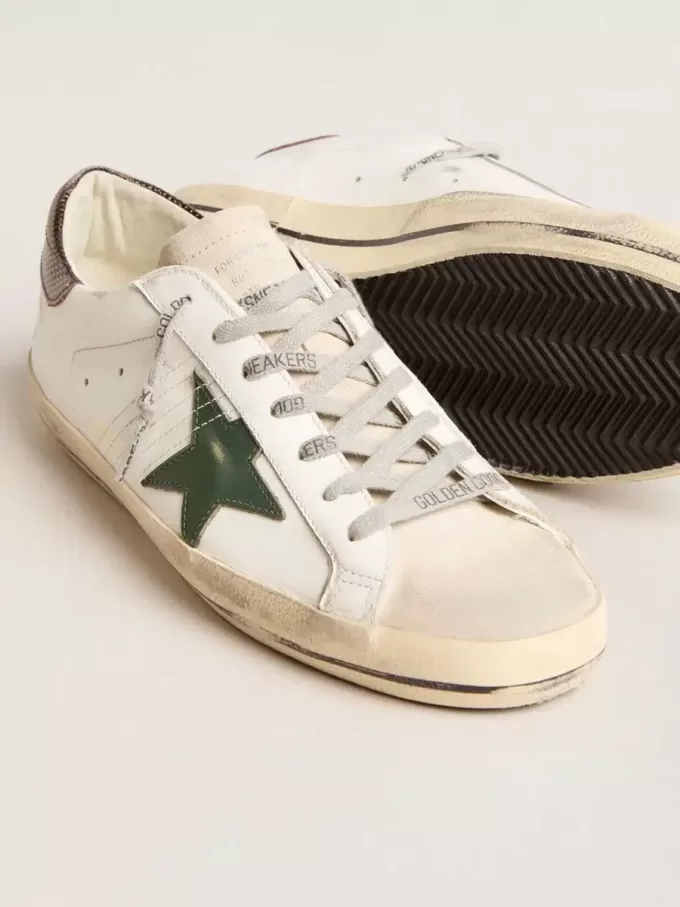 Super-Star da uomo in pelle bianca con stella verde e linguetta sul tallone con stampa animalier Super-Star da uomo in pelle bianca con stella verde e linguetta sul tallone con stampa animalier
