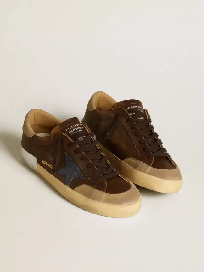 Super-Star da uomo in pelle con stella in pelle blu e linguetta sul tallone in nabuk beige Super-Star da uomo in pelle con stella in pelle blu e linguetta sul tallone in nabuk beige