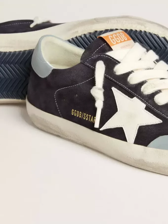 Super-Star da uomo in pelle scamosciata blu notte con stella in pelle bianca e linguetta sul tallone in pelle azzurra Super-Star da uomo in pelle scamosciata blu notte con stella in pelle bianca e linguetta sul tallone in pelle azzurra