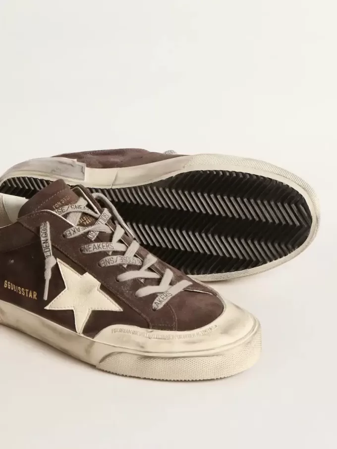 Super-Star da uomo in pelle scamosciata grigia con stella e linguetta sul tallone in nappa ecru Super-Star da uomo in pelle scamosciata grigia con stella e linguetta sul tallone in nappa ecru