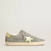 Super-Star da uomo in pelle scamosciata grigia con stella e linguetta sul tallone in pelle metallizzata dorata Super-Star da uomo in pelle scamosciata grigia con stella e linguetta sul tallone in pelle metallizzata dorata