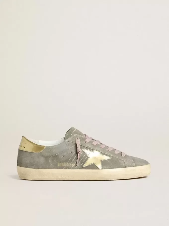 Super-Star da uomo in pelle scamosciata grigia con stella e linguetta sul tallone in pelle metallizzata dorata Super-Star da uomo in pelle scamosciata grigia con stella e linguetta sul tallone in pelle metallizzata dorata