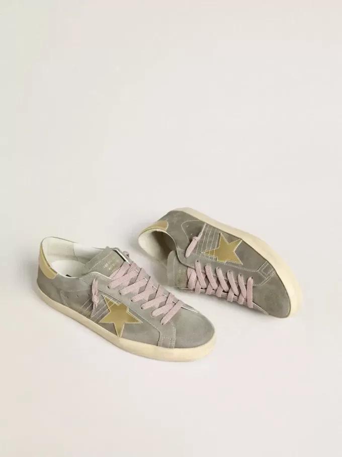 Super-Star da uomo in pelle scamosciata grigia con stella e linguetta sul tallone in pelle metallizzata dorata Super-Star da uomo in pelle scamosciata grigia con stella e linguetta sul tallone in pelle metallizzata dorata