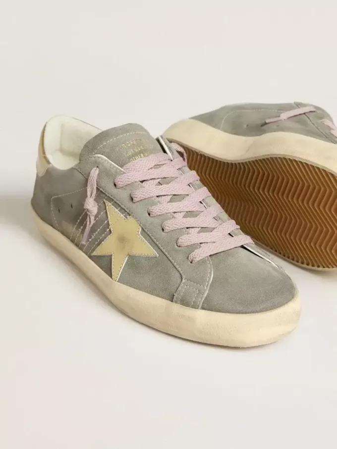 Super-Star da uomo in pelle scamosciata grigia con stella e linguetta sul tallone in pelle metallizzata dorata Super-Star da uomo in pelle scamosciata grigia con stella e linguetta sul tallone in pelle metallizzata dorata