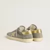 Super-Star da uomo in pelle scamosciata grigia con stella e linguetta sul tallone in pelle metallizzata dorata Super-Star da uomo in pelle scamosciata grigia con stella e linguetta sul tallone in pelle metallizzata dorata