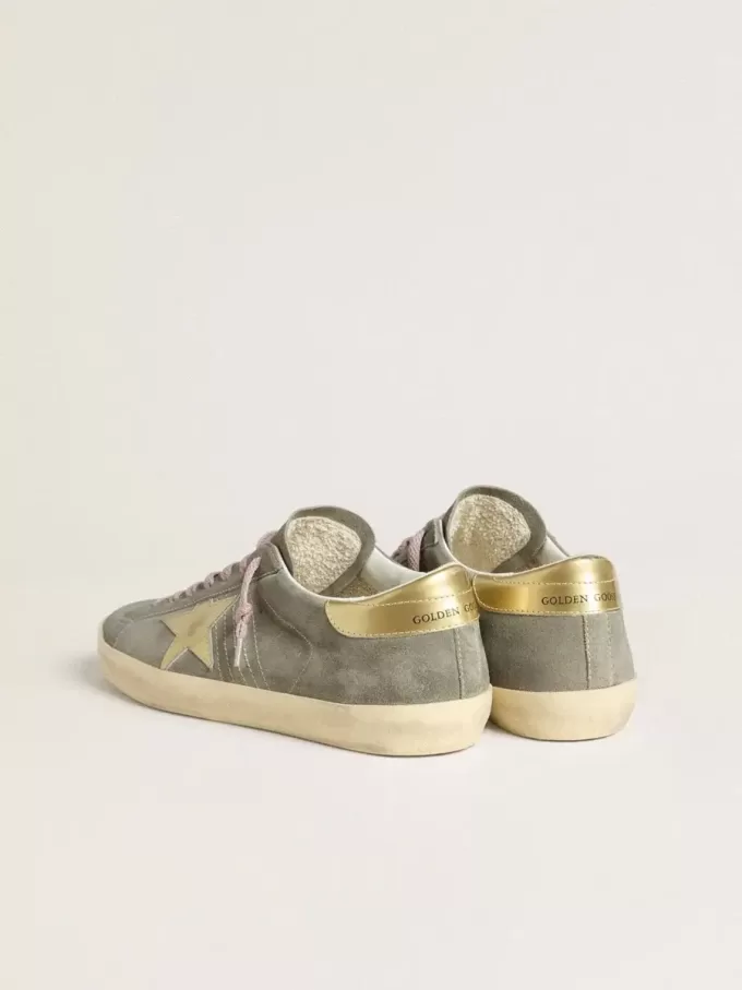 Super-Star da uomo in pelle scamosciata grigia con stella e linguetta sul tallone in pelle metallizzata dorata Super-Star da uomo in pelle scamosciata grigia con stella e linguetta sul tallone in pelle metallizzata dorata