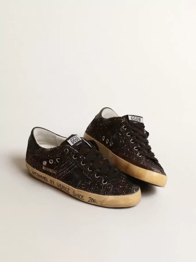Super-Star in marrone glitterato con stella e linguetta sul tallone in pelle nera Super-Star in marrone glitterato con stella e linguetta sul tallone in pelle nera