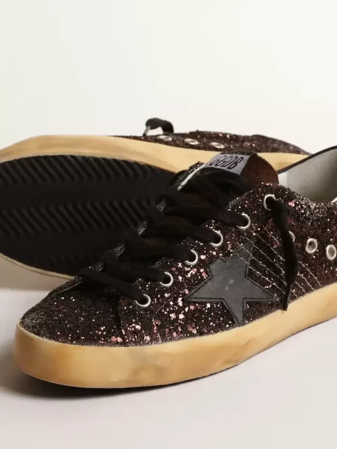Super-Star in marrone glitterato con stella e linguetta sul tallone in pelle nera Super-Star in marrone glitterato con stella e linguetta sul tallone in pelle nera