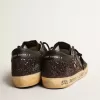 Super-Star in marrone glitterato con stella e linguetta sul tallone in pelle nera Super-Star in marrone glitterato con stella e linguetta sul tallone in pelle nera