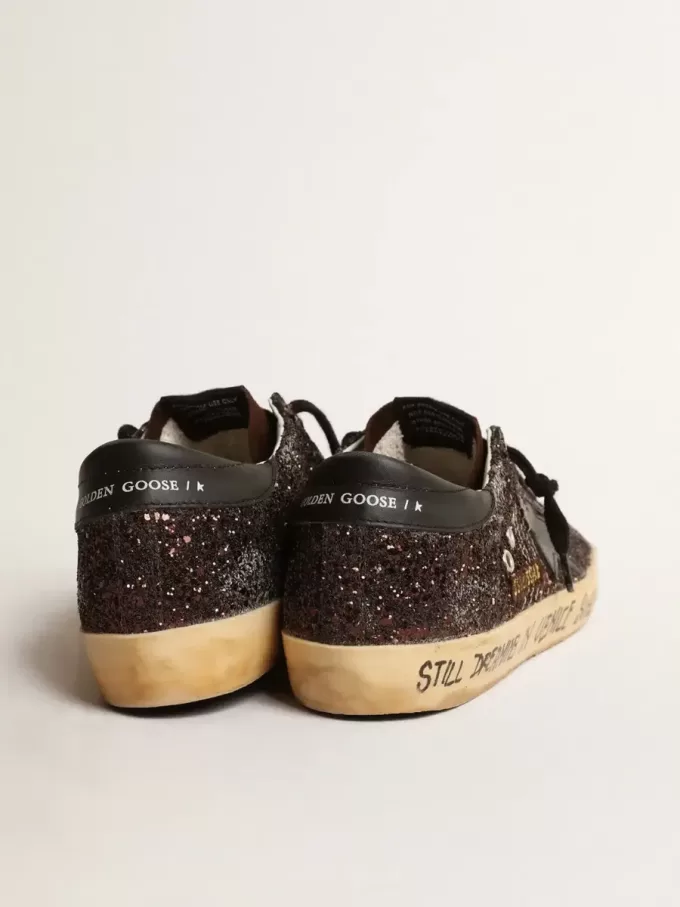 Super-Star in marrone glitterato con stella e linguetta sul tallone in pelle nera Super-Star in marrone glitterato con stella e linguetta sul tallone in pelle nera