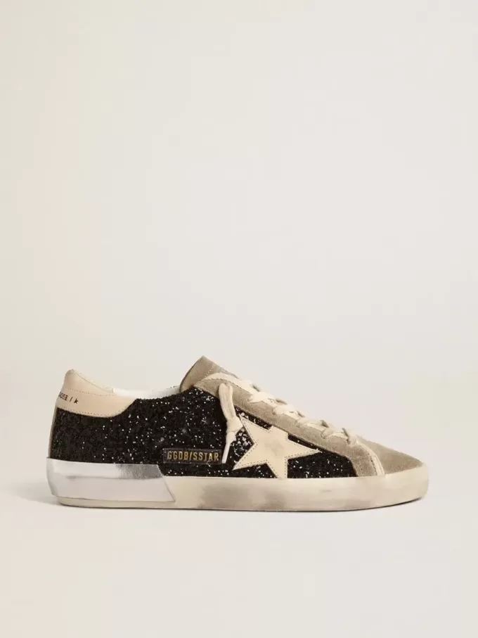 Super-Star in nero glitterato con stella color crema e inserti in pelle scamosciata Super-Star in nero glitterato con stella color crema e inserti in pelle scamosciata