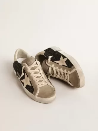Super-Star in nero glitterato con stella color crema e inserti in pelle scamosciata Super-Star in nero glitterato con stella color crema e inserti in pelle scamosciata