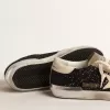 Super-Star in nero glitterato con stella color crema e inserti in pelle scamosciata Super-Star in nero glitterato con stella color crema e inserti in pelle scamosciata
