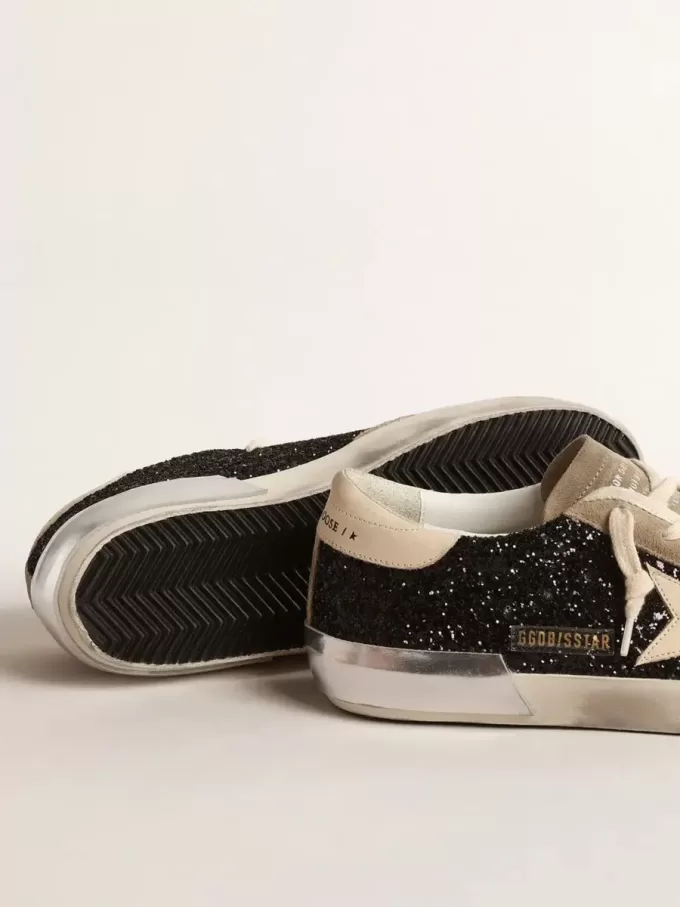 Super-Star in nero glitterato con stella color crema e inserti in pelle scamosciata Super-Star in nero glitterato con stella color crema e inserti in pelle scamosciata