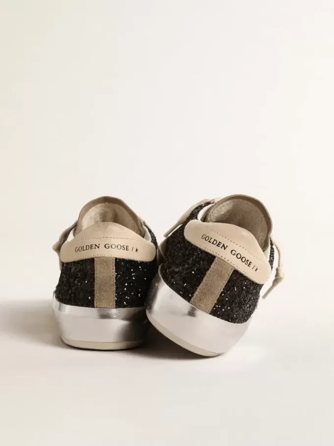 Super-Star in nero glitterato con stella color crema e inserti in pelle scamosciata Super-Star in nero glitterato con stella color crema e inserti in pelle scamosciata