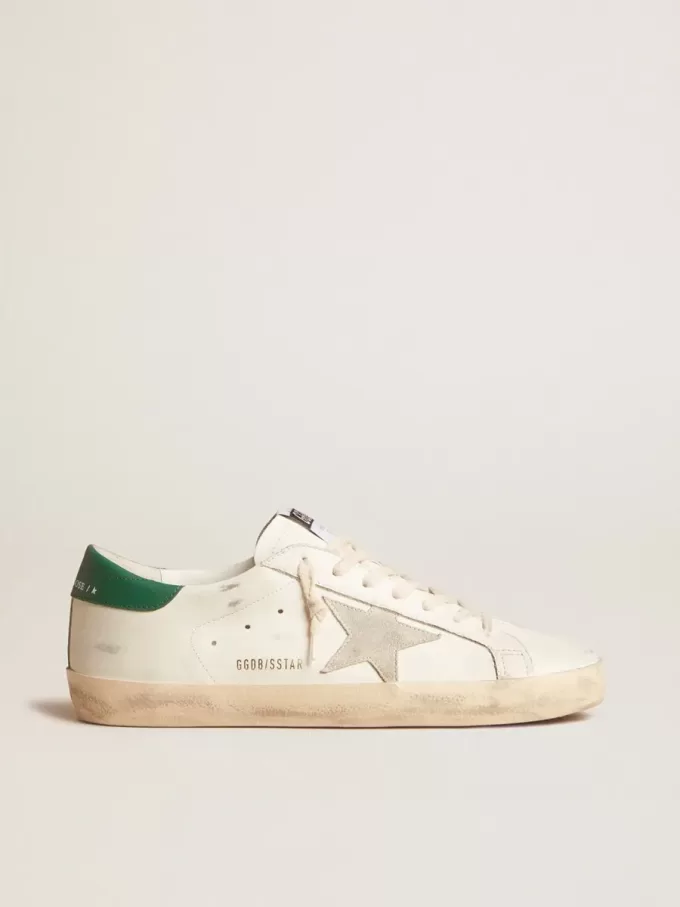 Super-Star in pelle bianca con stella in camoscio grigio ghiaccio e linguetta sul tallone in pelle verde
