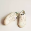 Super-Star in pelle bianca con stella in camoscio grigio ghiaccio e linguetta sul tallone in pelle verde