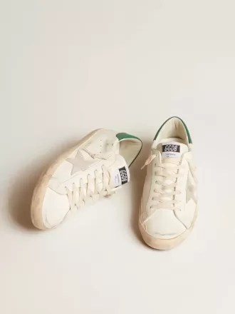 Super-Star in pelle bianca con stella in camoscio grigio ghiaccio e linguetta sul tallone in pelle verde Super-Star in pelle bianca con stella in camoscio grigio ghiaccio e linguetta sul tallone in pelle verde