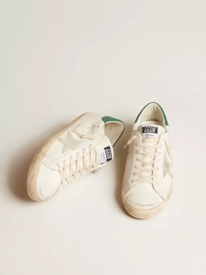 Super-Star in pelle bianca con stella in camoscio grigio ghiaccio e linguetta sul tallone in pelle verde