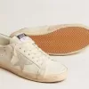 Super-Star in pelle bianca con stella in camoscio grigio ghiaccio e linguetta sul tallone in pelle verde