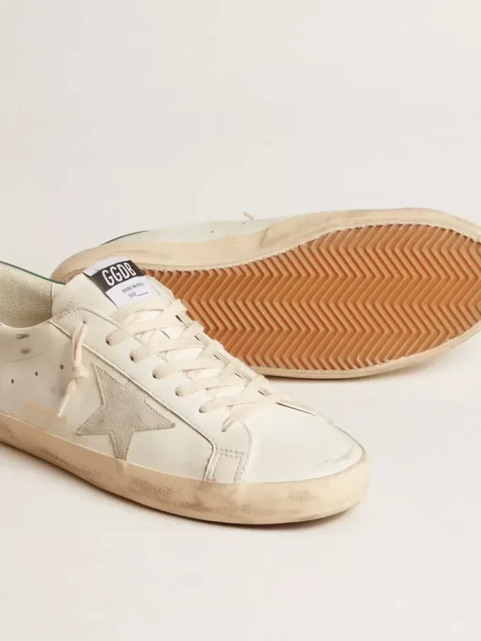 Super-Star in pelle bianca con stella in camoscio grigio ghiaccio e linguetta sul tallone in pelle verde