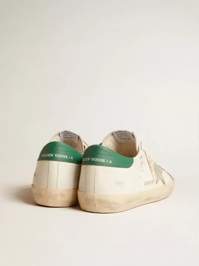 Super-Star in pelle bianca con stella in camoscio grigio ghiaccio e linguetta sul tallone in pelle verde