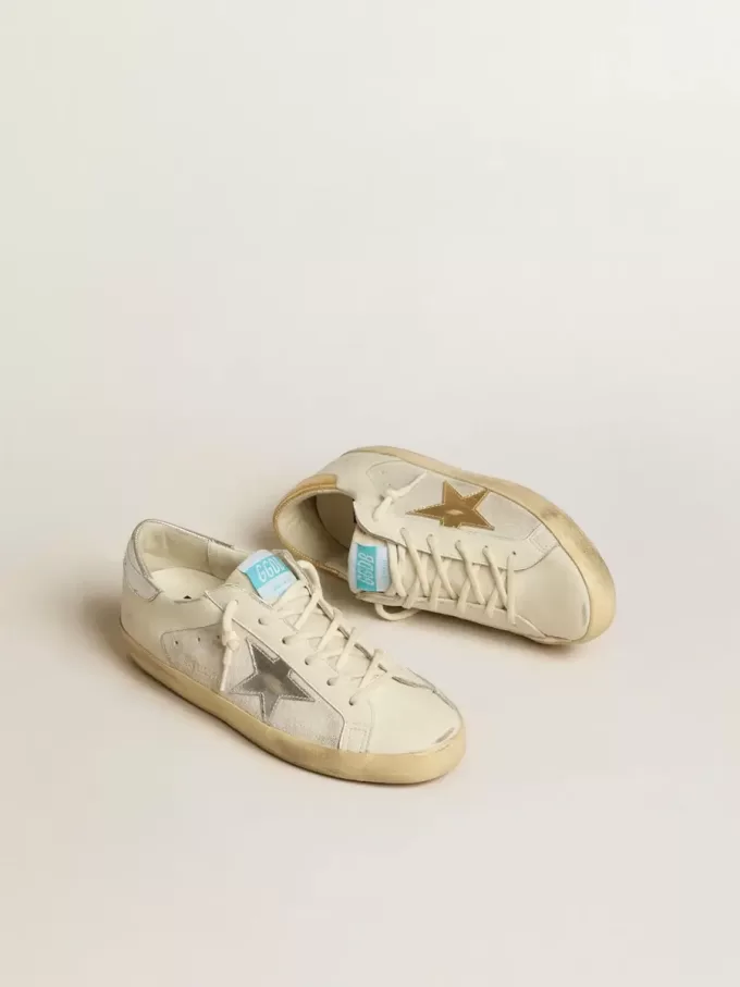 Super-Star in pelle bianca e camoscio con stella in pelle argento e oro Super-Star in pelle bianca e camoscio con stella in pelle argento e oro