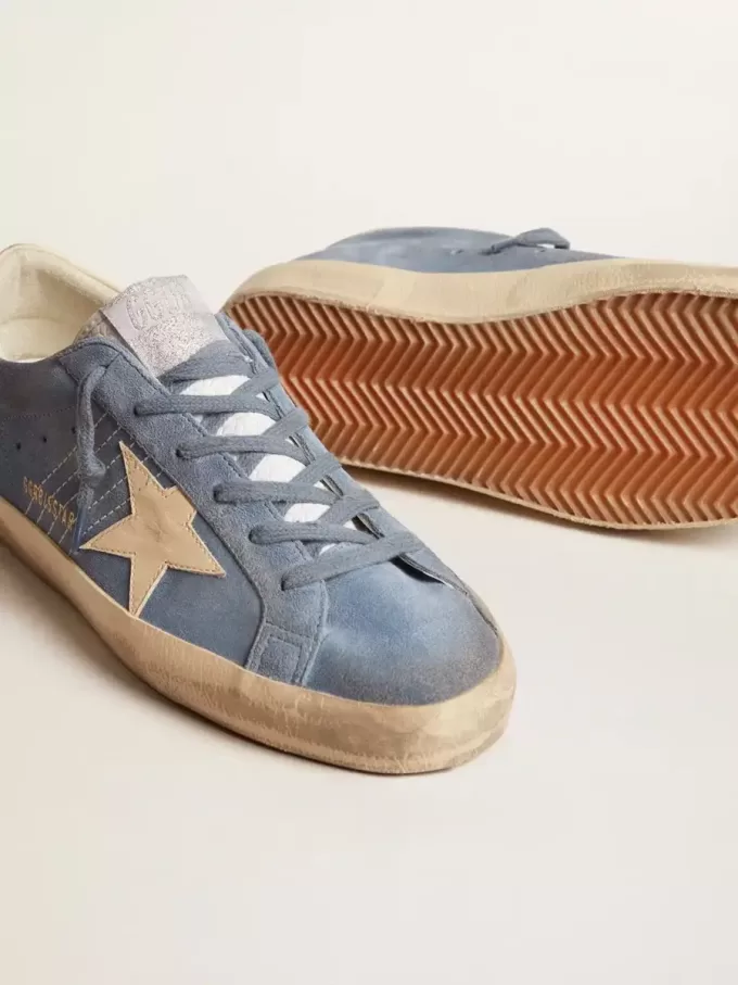 Super-Star in pelle scamosciata azzurra con stella e linguetta sul tallone in pelle beige Super-Star in pelle scamosciata azzurra con stella e linguetta sul tallone in pelle beige