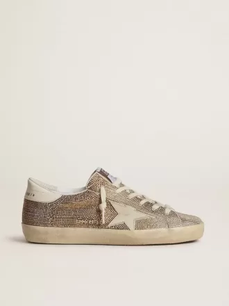 Super-Star in pelle scamosciata beige e cristalli multicolori con stella e linguetta sul tallone in pelle color crema Super-Star in pelle scamosciata beige e cristalli multicolori con stella e linguetta sul tallone in pelle color crema