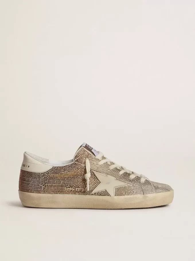 Super-Star in pelle scamosciata beige e cristalli multicolori con stella e linguetta sul tallone in pelle color crema Super-Star in pelle scamosciata beige e cristalli multicolori con stella e linguetta sul tallone in pelle color crema