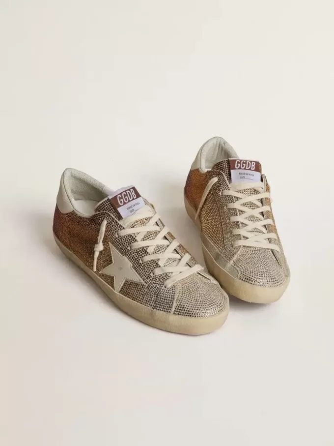 Super-Star in pelle scamosciata beige e cristalli multicolori con stella e linguetta sul tallone in pelle color crema Super-Star in pelle scamosciata beige e cristalli multicolori con stella e linguetta sul tallone in pelle color crema