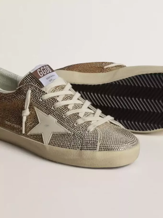 Super-Star in pelle scamosciata beige e cristalli multicolori con stella e linguetta sul tallone in pelle color crema Super-Star in pelle scamosciata beige e cristalli multicolori con stella e linguetta sul tallone in pelle color crema