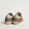 Super-Star in pelle scamosciata beige e cristalli multicolori con stella e linguetta sul tallone in pelle color crema Super-Star in pelle scamosciata beige e cristalli multicolori con stella e linguetta sul tallone in pelle color crema