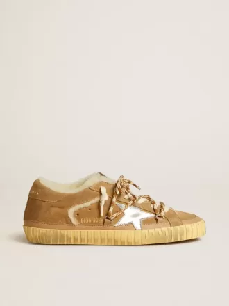 Super-Star in pelle scamosciata beige e shearling con stella in pelle metallizzata Super-Star in pelle scamosciata beige e shearling con stella in pelle metallizzata