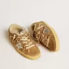 Super-Star in pelle scamosciata beige e shearling con stella in pelle metallizzata Super-Star in pelle scamosciata beige e shearling con stella in pelle metallizzata