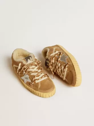Super-Star in pelle scamosciata beige e shearling con stella in pelle metallizzata Super-Star in pelle scamosciata beige e shearling con stella in pelle metallizzata
