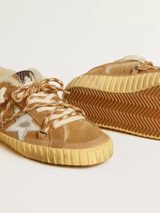 Super-Star in pelle scamosciata beige e shearling con stella in pelle metallizzata Super-Star in pelle scamosciata beige e shearling con stella in pelle metallizzata